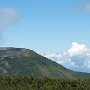 縞枯山方面を望む。道中、山で星を見に来たという人と行き交った。本当は連泊していく予定だったが、昨日よく見れて大満足なので、気分のよいまま帰ることにしたそうだ。ちともったいない気がするが、いろいろな人がいるもんだ。